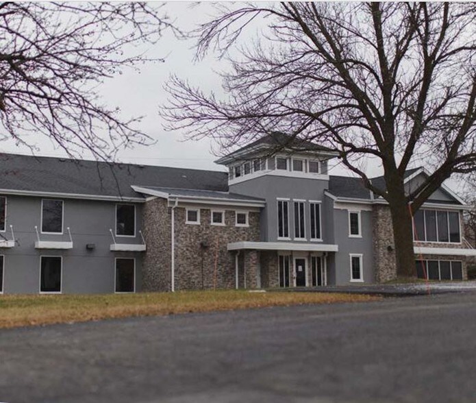 15255 Watertown Plank Rd, Elm Grove, WI à louer - Photo de l’immeuble – Image 2 sur 3