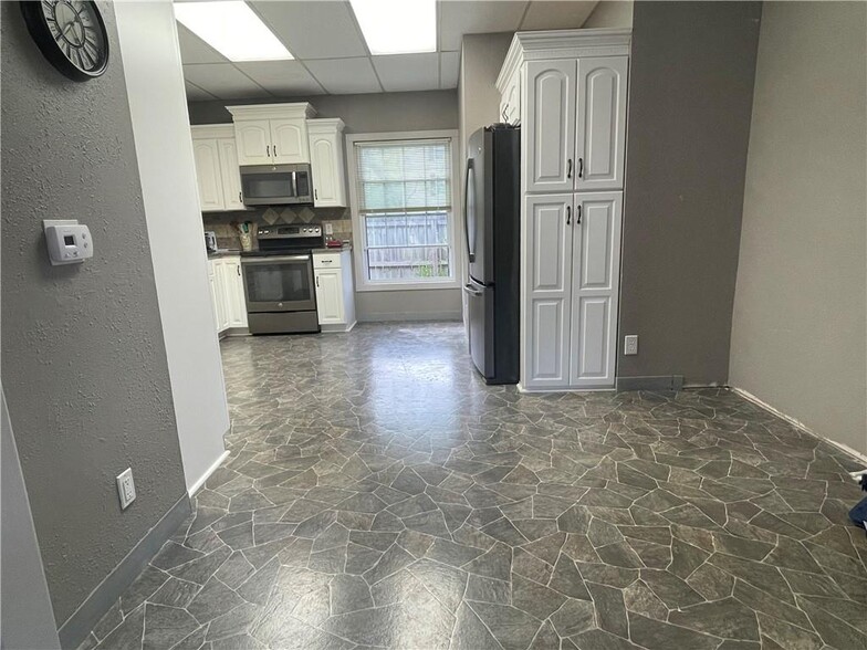 605 Baptiste Dr, Paola, KS à vendre - Photo de l’immeuble – Image 2 sur 3