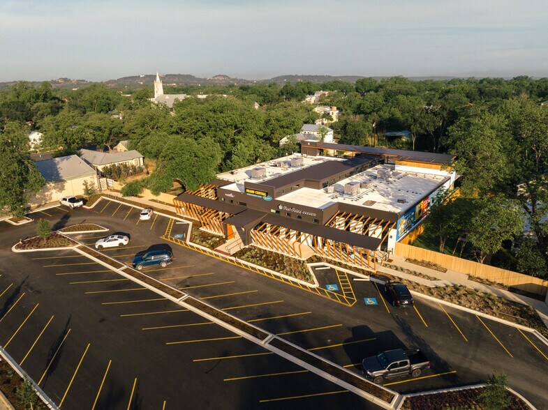 206 N Milam St, Fredericksburg, TX à louer - Photo de l’immeuble – Image 2 sur 9