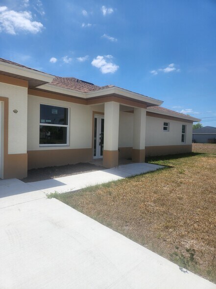 1101 Harold S Ave, Lehigh Acres, FL à vendre - Photo principale – Image 1 sur 2