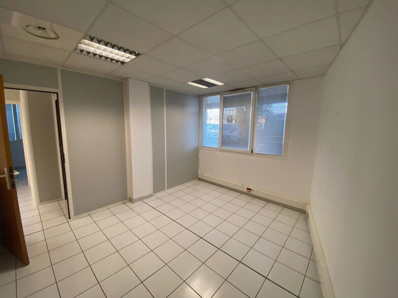 7 Avenue Andre Roussin, Marseille à louer - Photo de l’immeuble – Image 2 sur 13