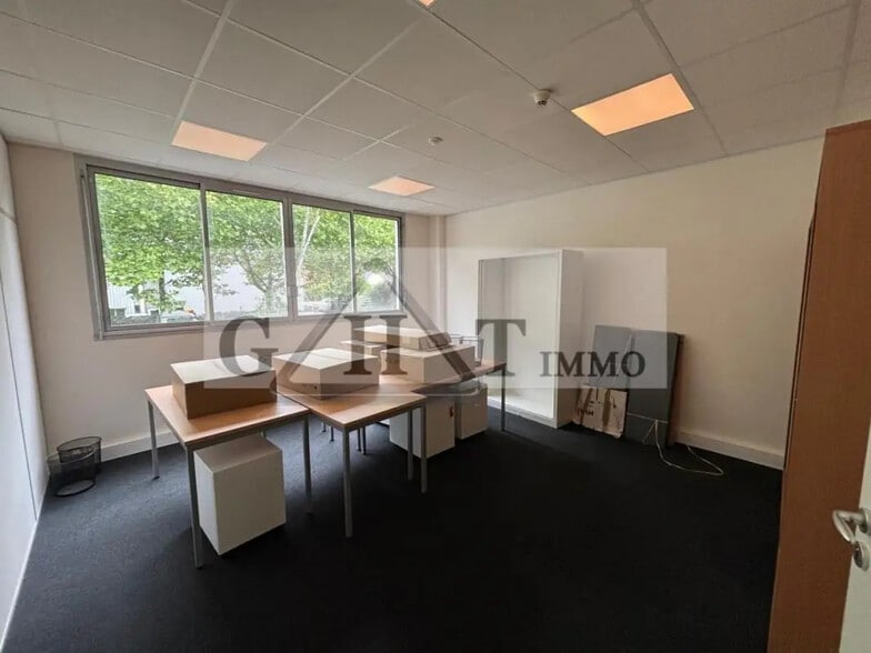 Bureau dans Buc à louer - Photo de l’immeuble – Image 3 sur 4