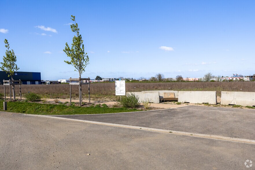 Local d'activités dans Genas à vendre - Photo de l’immeuble – Image 2 sur 4
