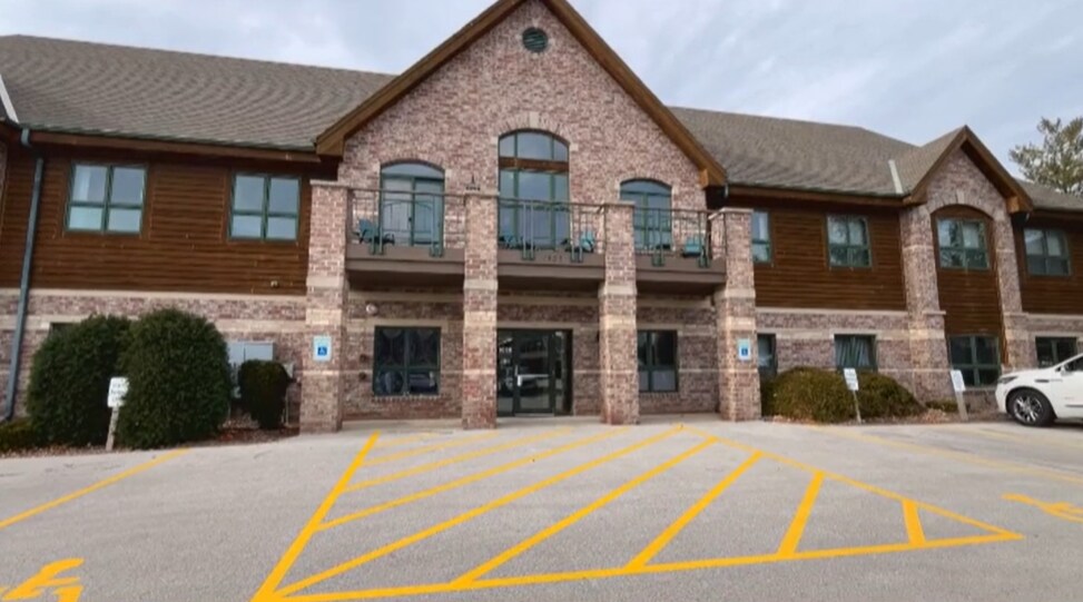 1035 W Glen Oaks Ln, Mequon, WI à vendre - Vidéo sur l’annonce professionnelle – Image 3 sur 13