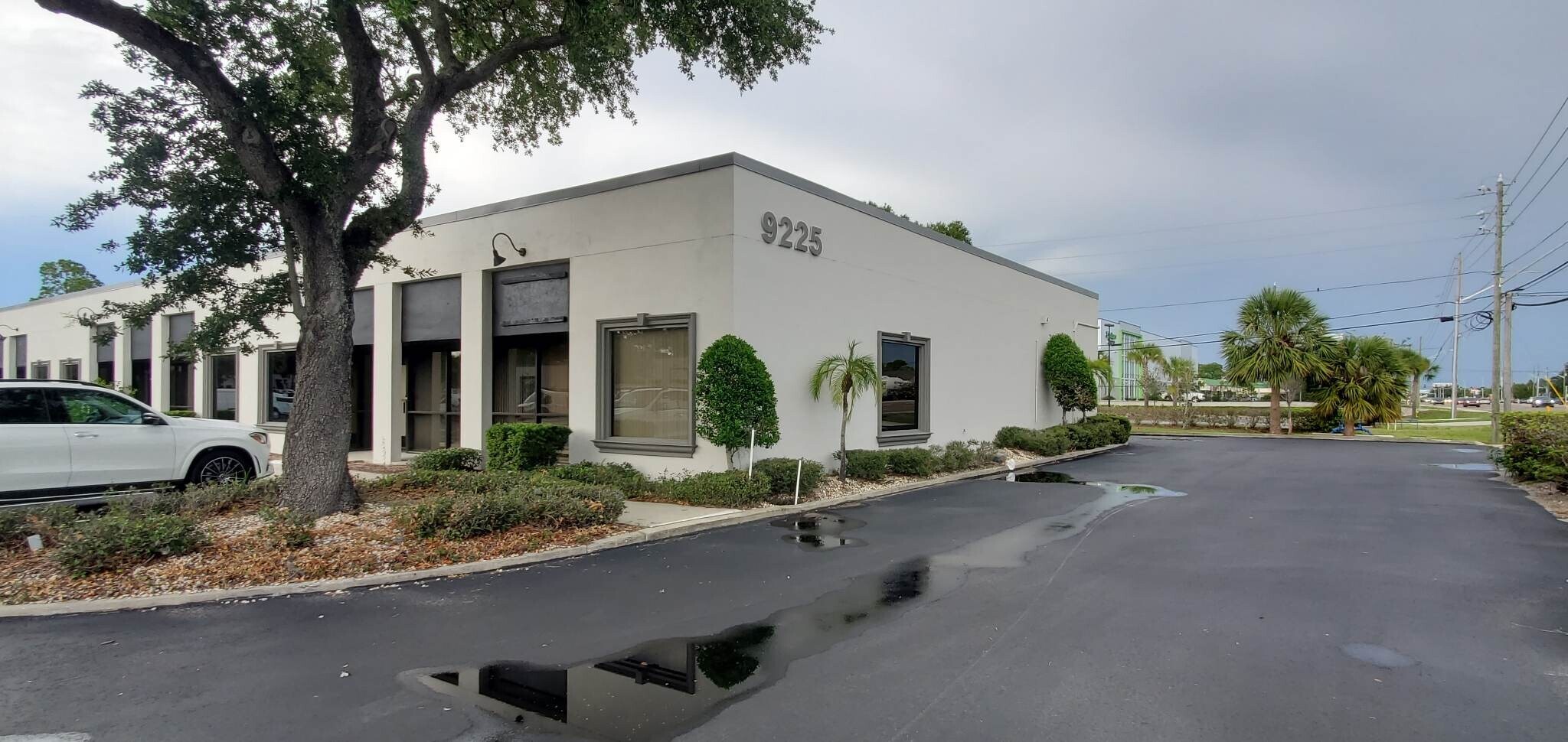 9225 Ulmerton Rd, Largo, FL à louer Photo de l’immeuble– Image 1 sur 4