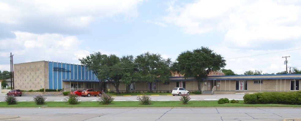 200 N Carrier Pky, Grand Prairie, TX à vendre - Photo de l’immeuble – Image 2 sur 16
