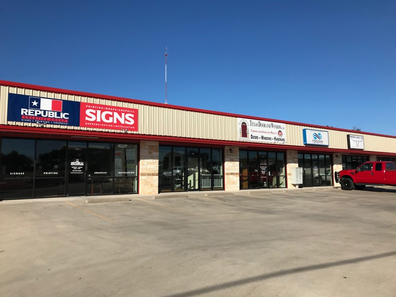 1872 Mineral Wells Hwy, Weatherford, TX à louer - Photo principale – Image 1 sur 1