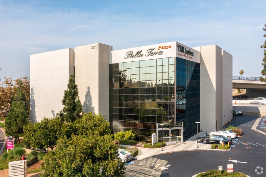 7677 Center Ave, Huntington Beach, CA à louer - Photo de l’immeuble – Image 1 sur 10