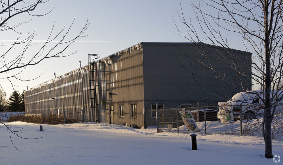 216 Cardevco Rd, Ottawa, ON à louer - Photo de l’immeuble – Image 2 sur 2