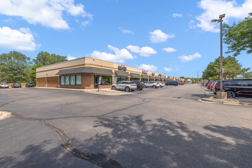 2010-2118 W Auburn Rd, Rochester Hills, MI à louer - Photo de l’immeuble – Image 1 sur 7