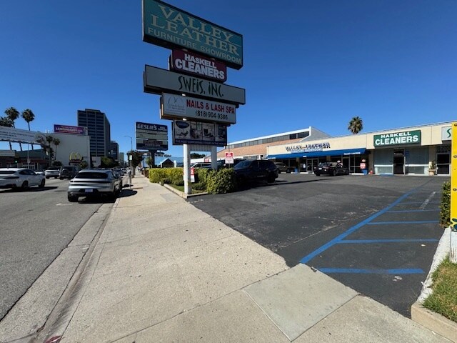 15605 Ventura Blvd, Encino, CA à louer - Photo de l’immeuble – Image 2 sur 7