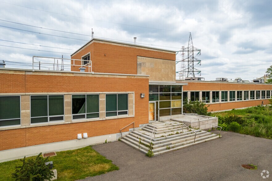 7101 Rue Notre-Dame E, Montréal, QC à louer - Photo de l’immeuble – Image 2 sur 8