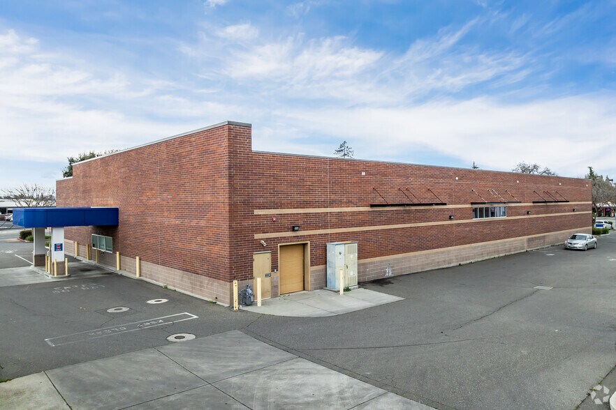 295 W Main St, Woodland, CA à louer - Photo de l’immeuble – Image 2 sur 3