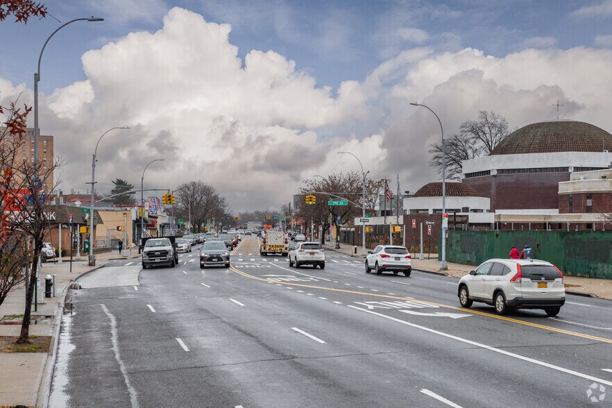 195-20 Northern Blvd, Flushing, NY à louer - Photo de l’immeuble – Image 3 sur 12