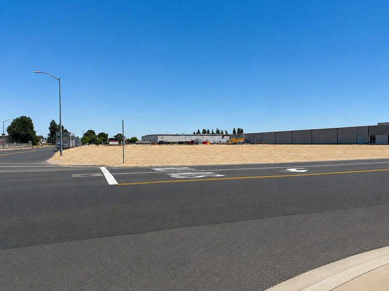 S Granada Dr, Madera, CA à vendre - Photo de l’immeuble – Image 2 sur 2