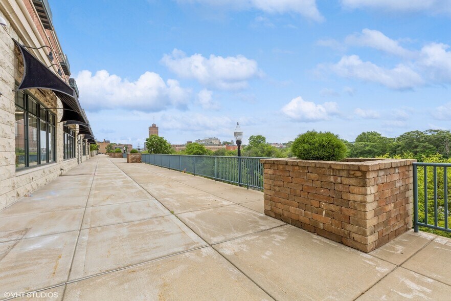 160 S River St, Aurora, IL à louer - Photo de l’immeuble – Image 3 sur 17