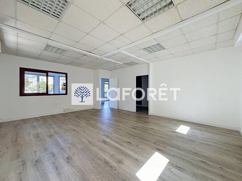 Bureau dans à louer - Photo de l’immeuble – Image 3 sur 7