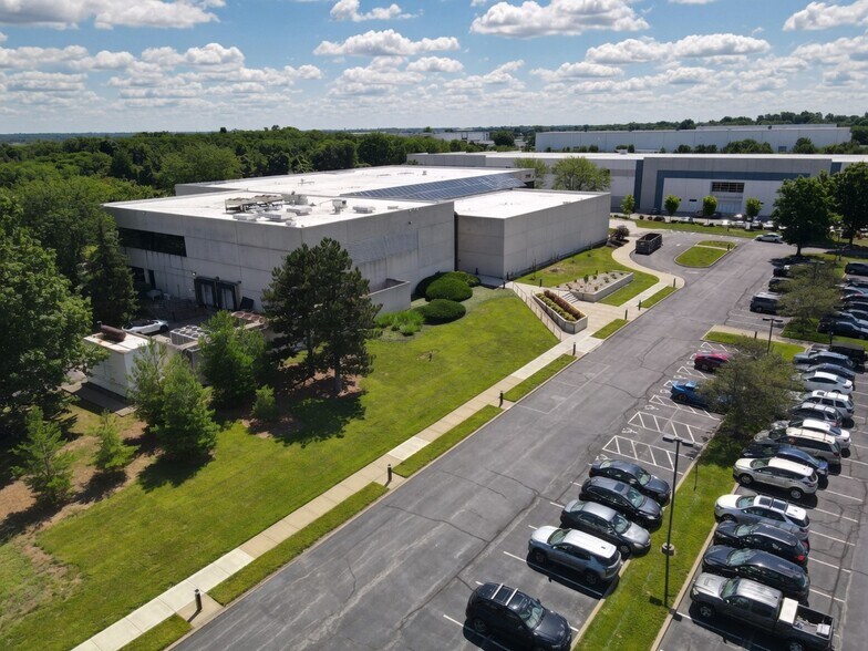 2300 Litton Ln, Hebron, KY à louer - Photo de l’immeuble – Image 3 sur 31