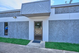 1300 S Frazier St, Conroe, TX à louer Photo de l’immeuble– Image 2 sur 16