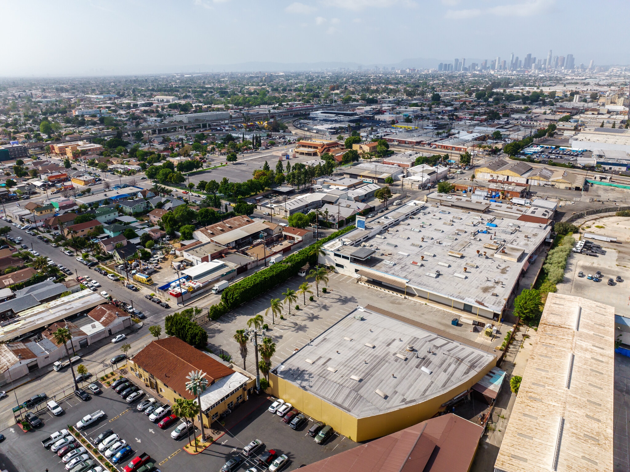 6100 S Wilmington Ave, Huntington Park, CA à louer Photo de l’immeuble– Image 1 sur 5