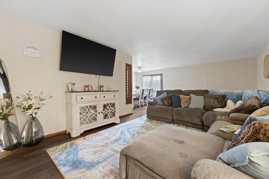 10112 W Sharon Ln, Milwaukee, WI à vendre - Photo intérieure – Image 3 sur 21