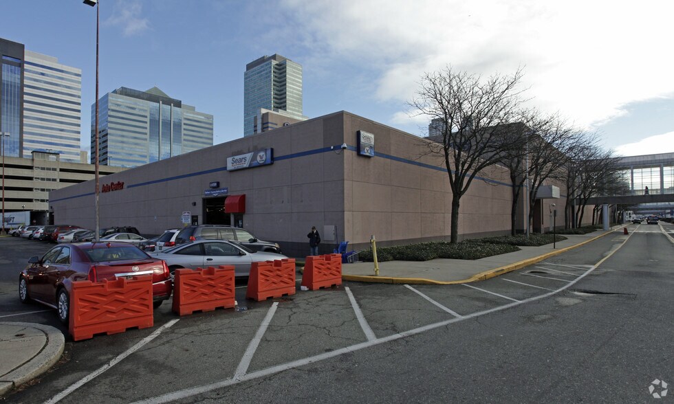 30 Mall Dr W, Jersey City, NJ à louer - Photo de l’immeuble – Image 2 sur 3