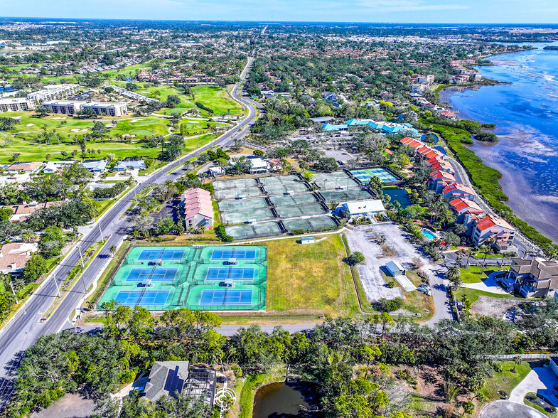 4451 Bay Club Dr, Bradenton, FL à vendre - Photo de l’immeuble – Image 2 sur 10
