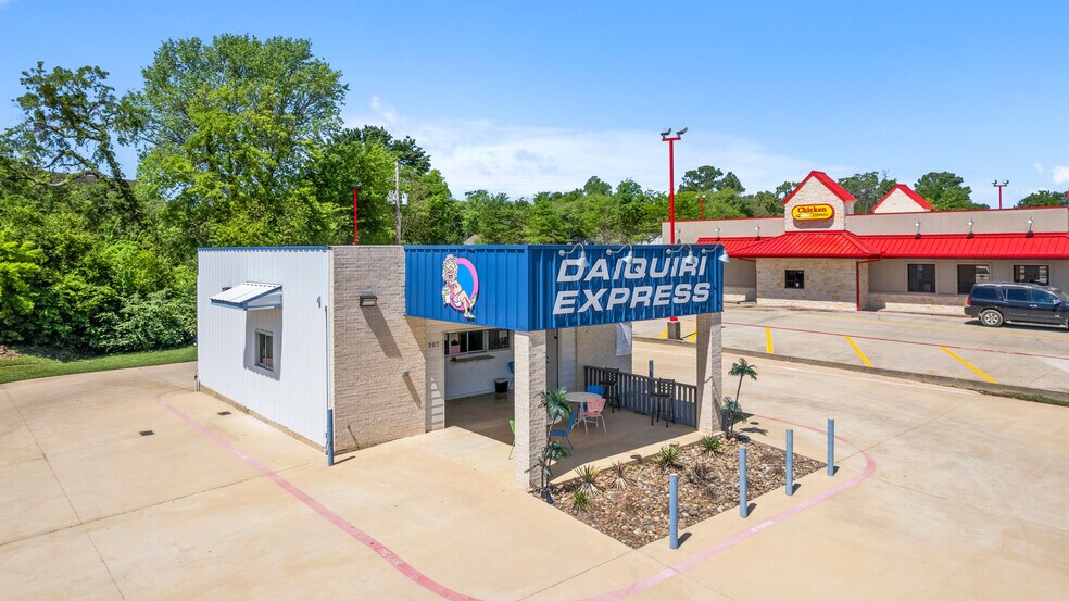 207 N Henderson Blvd, Kilgore, TX à louer - Photo de l’immeuble – Image 2 sur 35