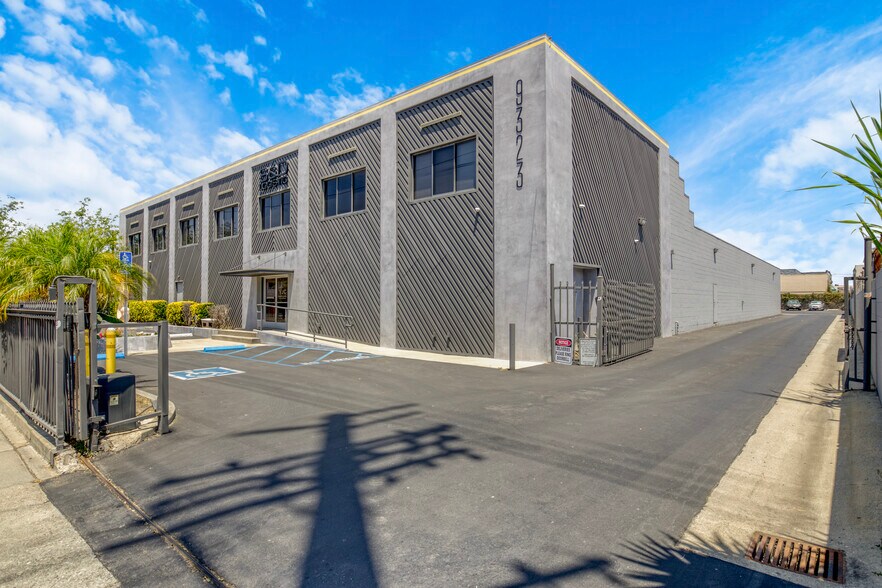 9323 Rush St, South El Monte, CA à vendre - Photo de l’immeuble – Image 3 sur 44