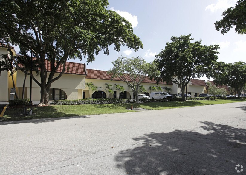 3001-3067 NW 60th St, Fort Lauderdale, FL à louer - Photo de l’immeuble – Image 3 sur 5
