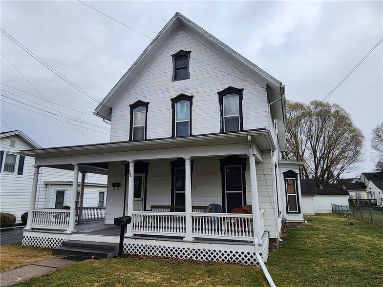 43 Chapel St, Mount Morris, NY à vendre - Photo principale – Image 1 sur 35