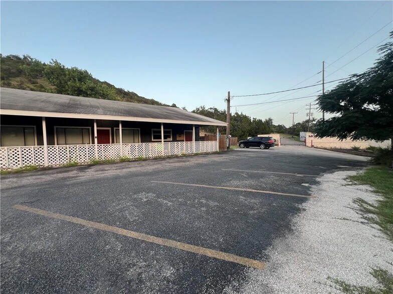 130 Charter Oak Dr, Canyon Lake, TX à vendre - Photo de l’immeuble – Image 2 sur 17