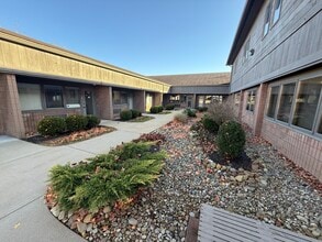 1245 S Cleveland Massillon Rd, Akron, OH à louer Photo de l’immeuble– Image 1 sur 11