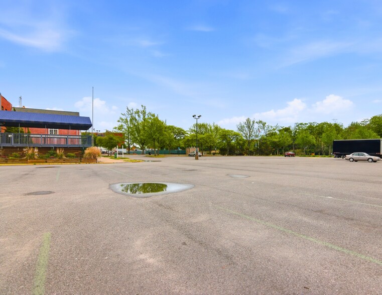 65 E Main St, Riverhead, NY à vendre - Photo de l’immeuble – Image 3 sur 3