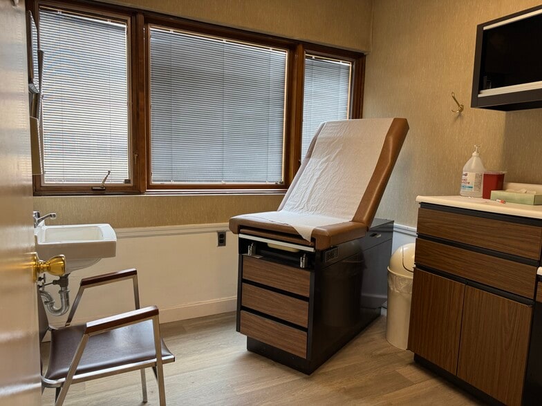 200 Perrine Rd, Old Bridge, NJ à vendre - Photo intérieure – Image 2 sur 7