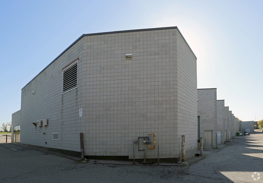 50 Valleywood Dr, Markham, ON à louer - Photo de l’immeuble – Image 3 sur 5