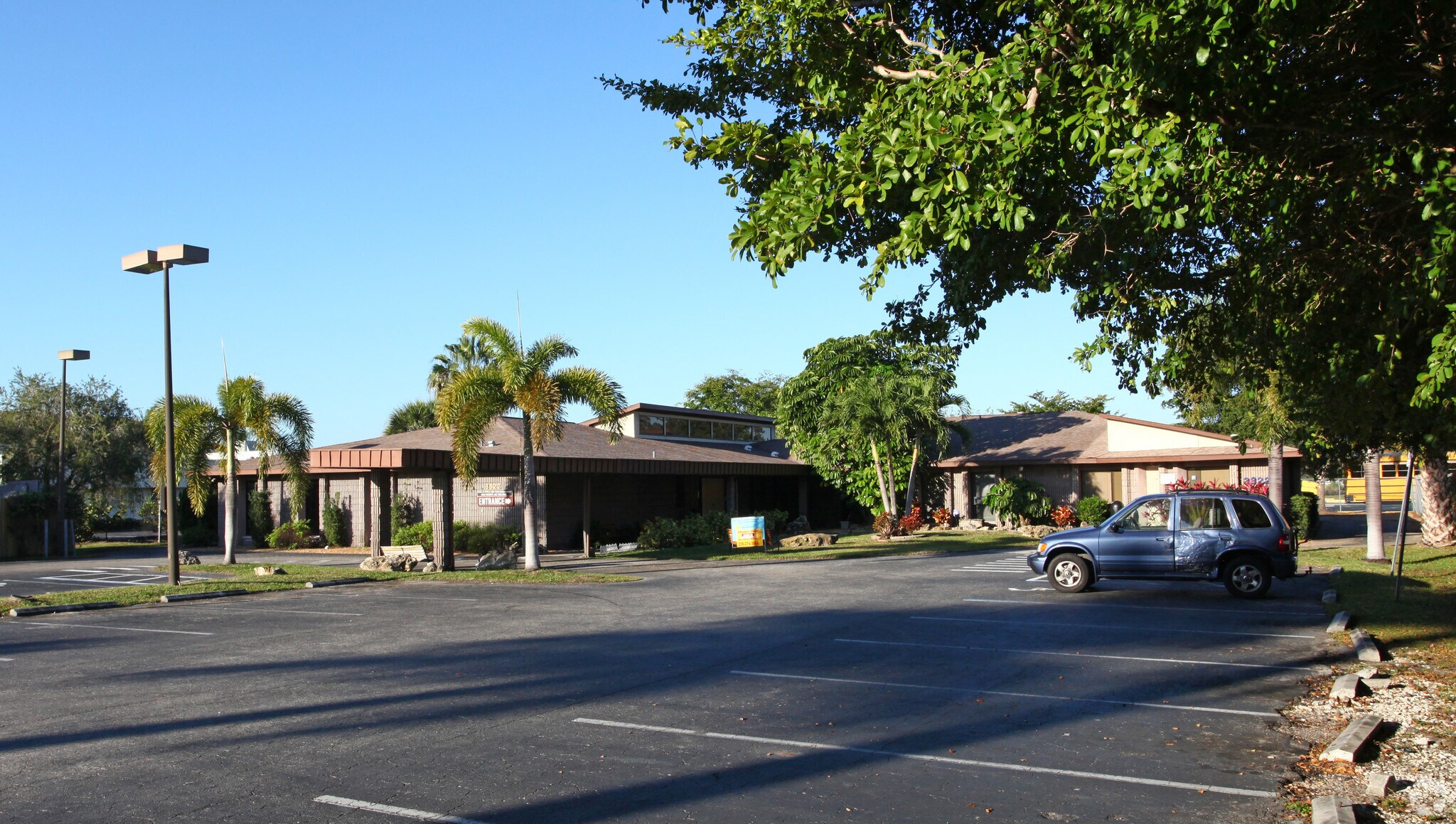 3822 Broadway Ave, Fort Myers, FL à louer Photo de l’immeuble– Image 1 sur 17