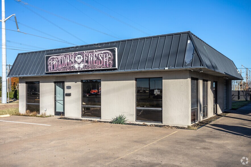 2221 E Pioneer Pky, Arlington, TX à vendre - Photo principale – Image 1 sur 1