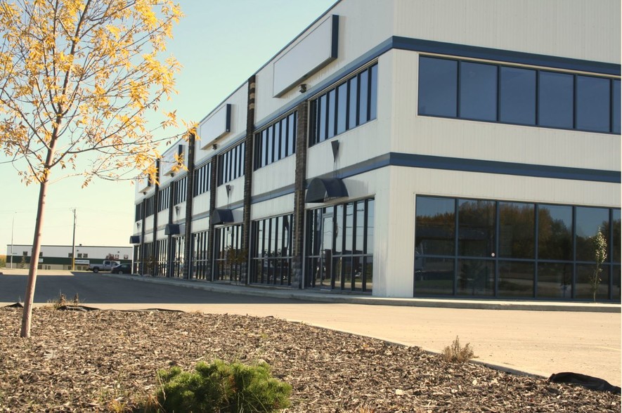 7679 Edgar Industrial Crt, Red Deer, AB à louer - Photo principale – Image 1 sur 15