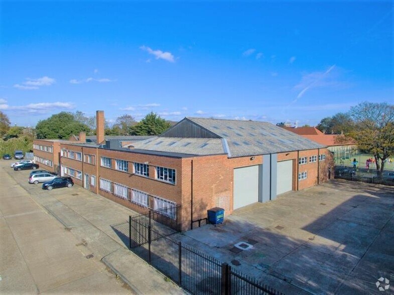 134-136 Clock Tower Rd, Isleworth à louer - Photo de l’immeuble – Image 3 sur 5