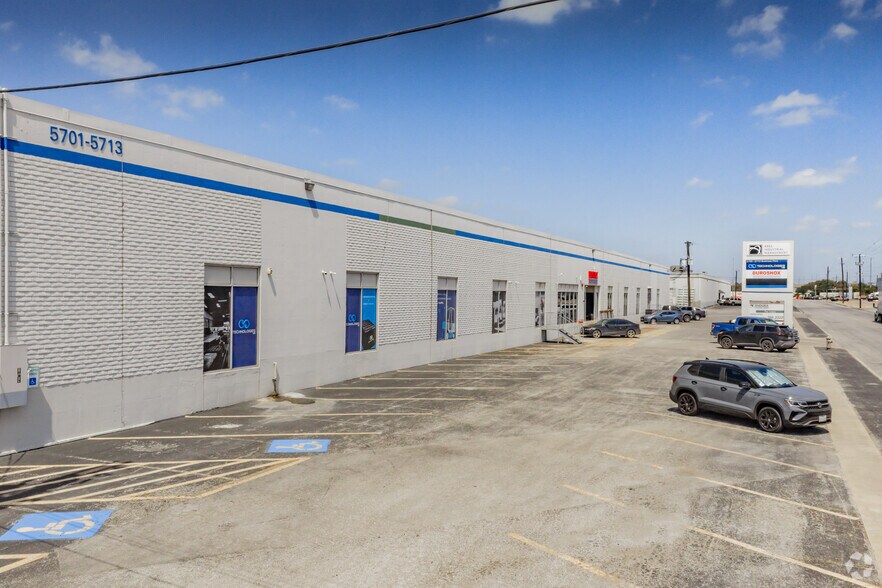 5701-5713 Business Park, San Antonio, TX à louer - Photo principale – Image 1 sur 4