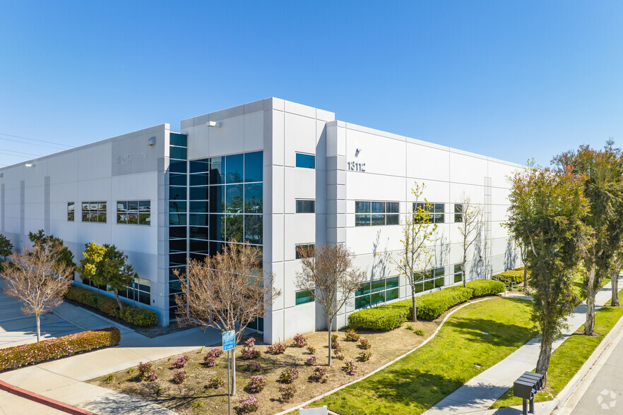 13112 Santa Ana Ave, Fontana, CA à louer - Photo principale – Image 1 sur 6
