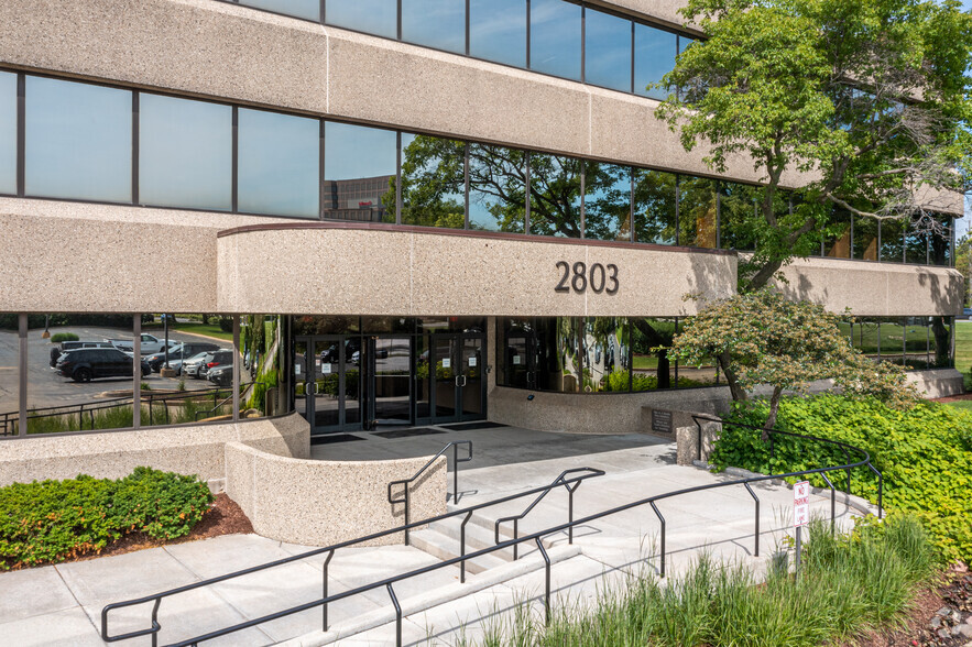 2803 Butterfield Rd, Oak Brook, IL à vendre - Photo de l’immeuble – Image 3 sur 14