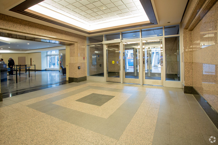 335 8th Ave SW, Calgary, AB à louer - Hall d’entrée – Image 2 sur 26