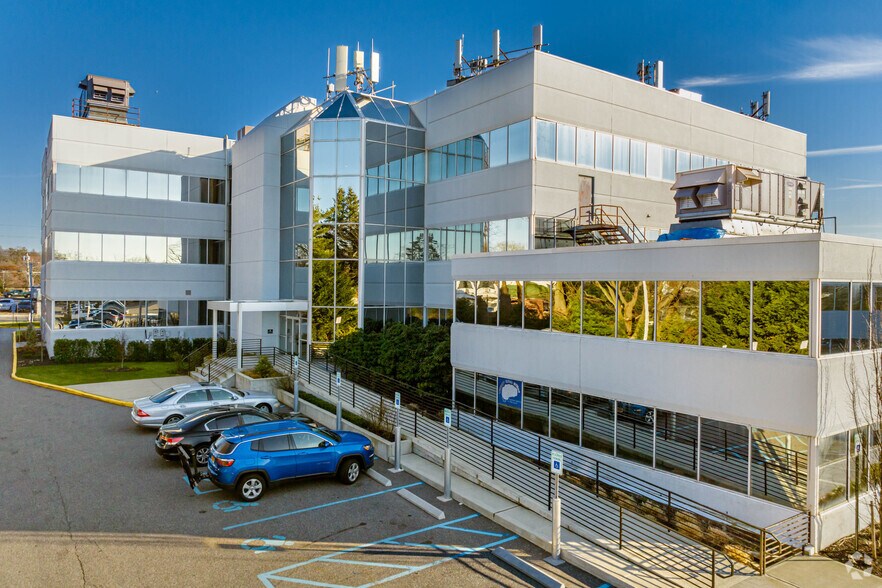 33 Walt Whitman Rd, Huntington Station, NY à louer - Photo de l’immeuble – Image 1 sur 1