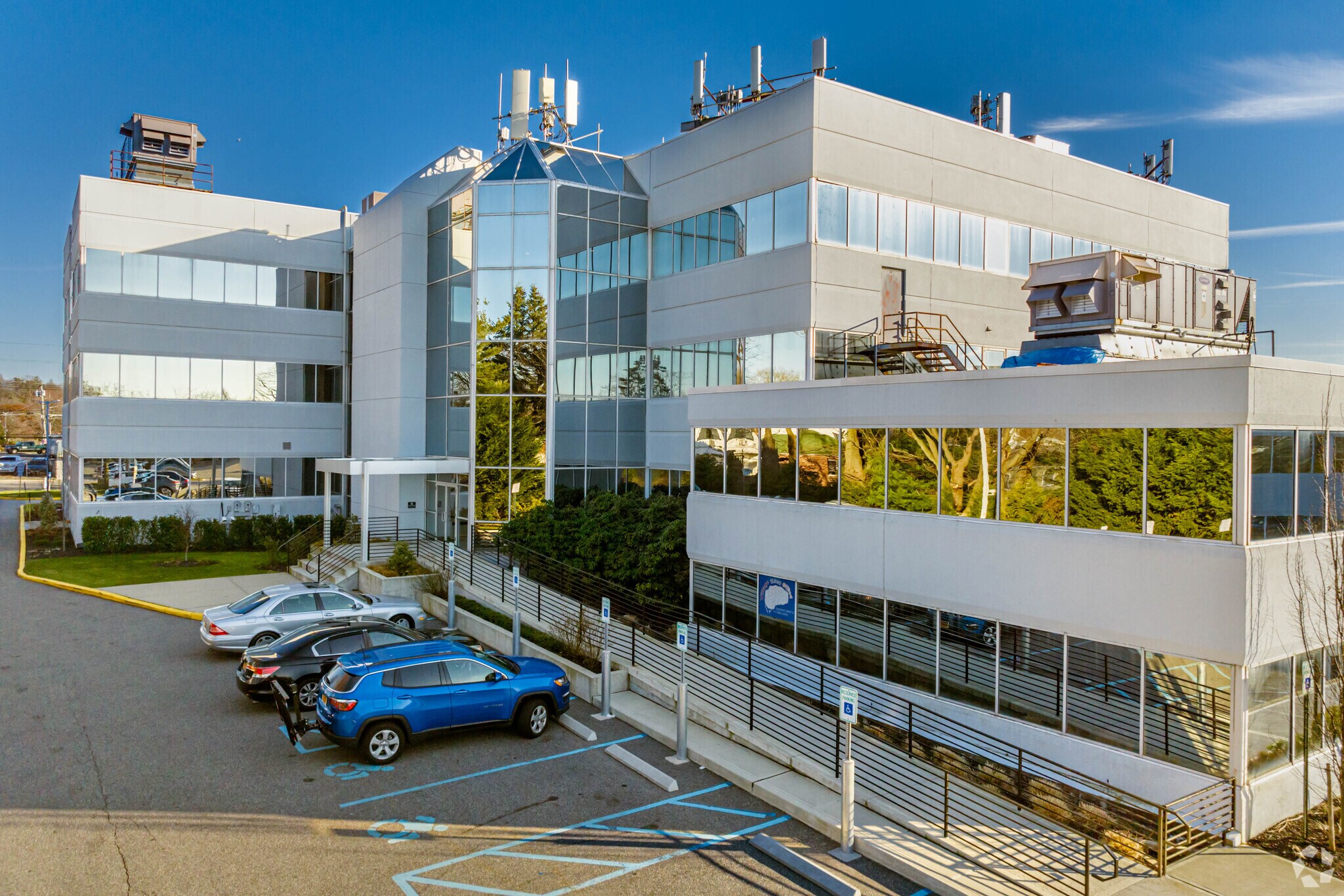 33 Walt Whitman Rd, Huntington Station, NY à louer Photo de l’immeuble– Image 1 sur 2