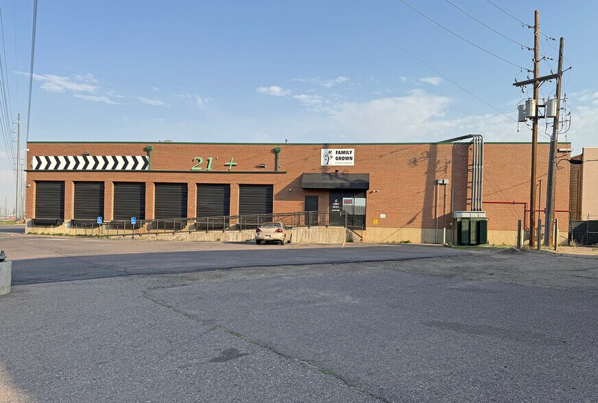 4902 E Smith Rd, Denver, CO à vendre - Photo de l’immeuble – Image 2 sur 6