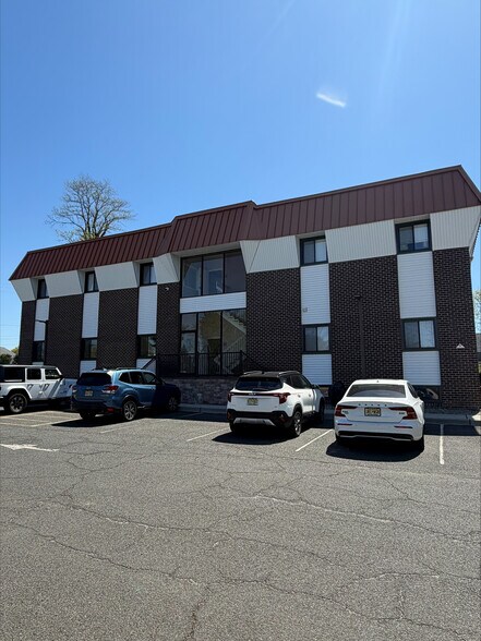20 Cambridge Dr, Matawan, NJ à louer - Photo de l’immeuble – Image 2 sur 6