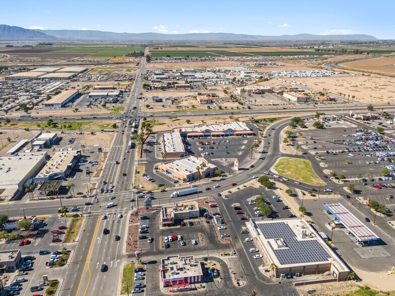 203 E Cole Rd, Calexico, CA à vendre - Photo de l’immeuble – Image 2 sur 27