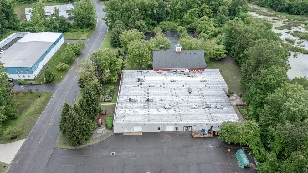 16-18 Trowbridge Dr, Bethel, CT à vendre - Photo de l’immeuble – Image 2 sur 58